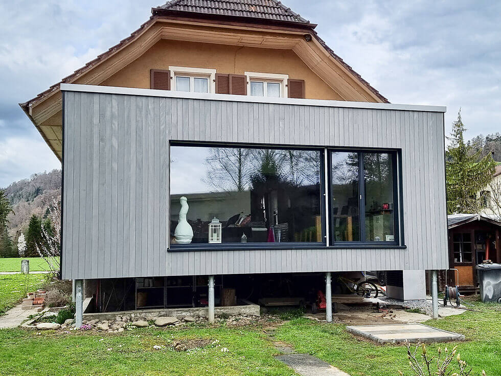 Grosse Fensterfront in neuem Anbau