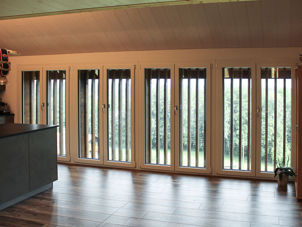 Fenster in einem Mehrfamilienhaus