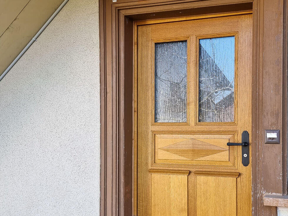 Eine detailreiche Holztüre