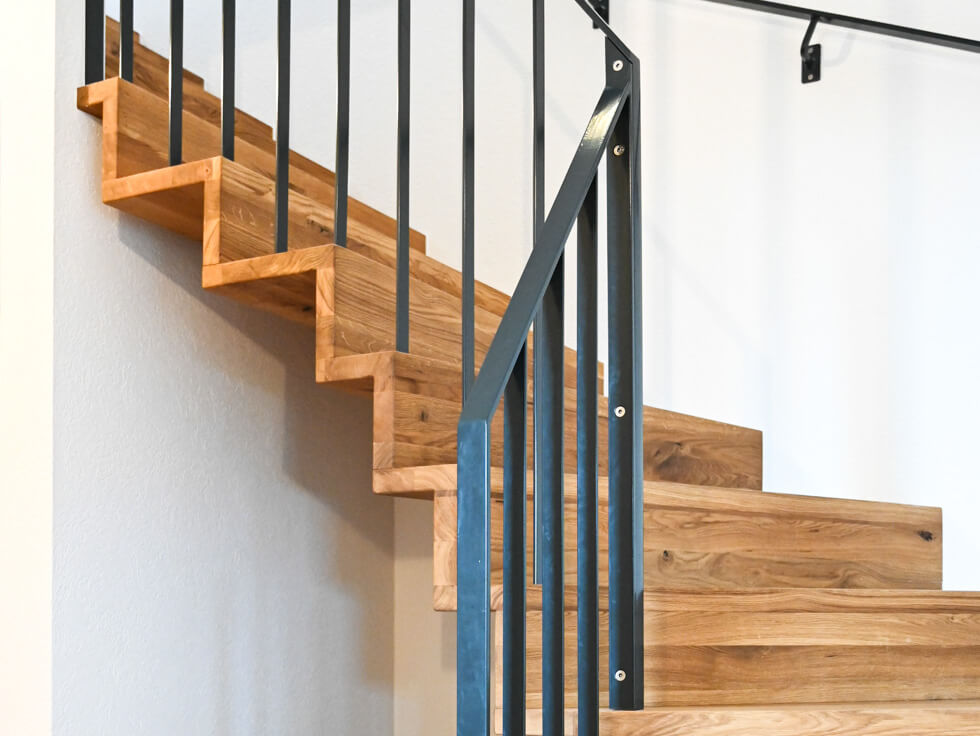 Eine massgefertigte Holztreppe