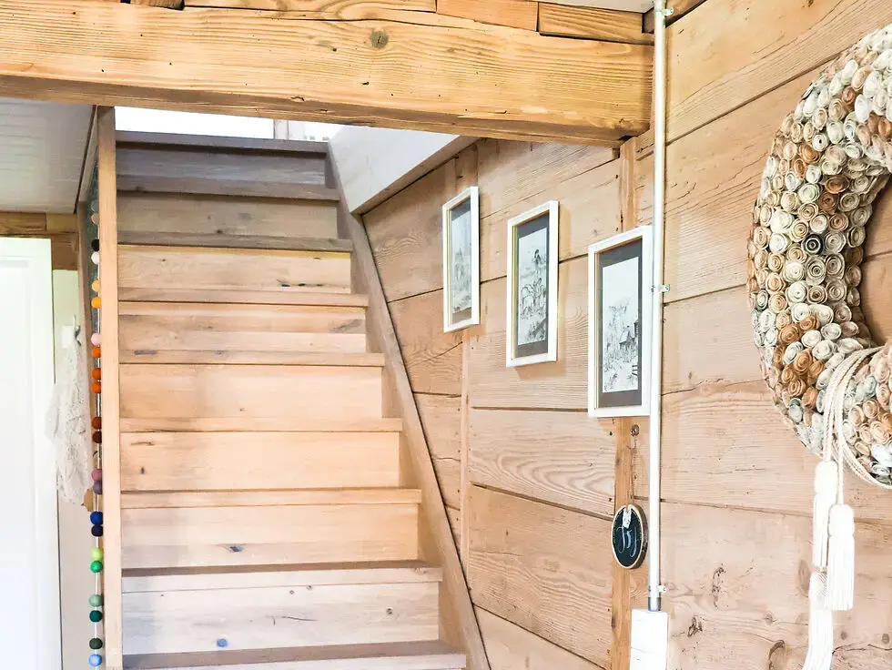 Holztreppe mit dekorativem Geländer