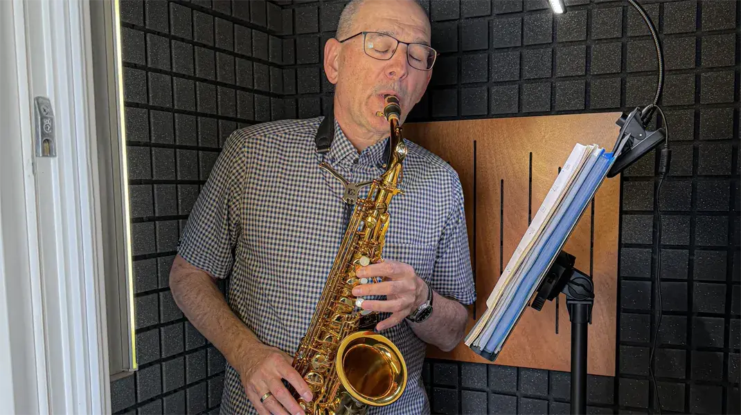 Ueli spielt Saxophon