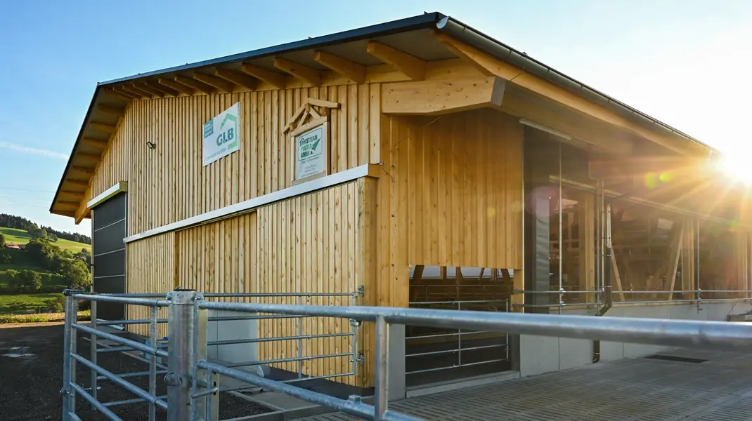 Neuer Stall in Szene mit Sonnenschein