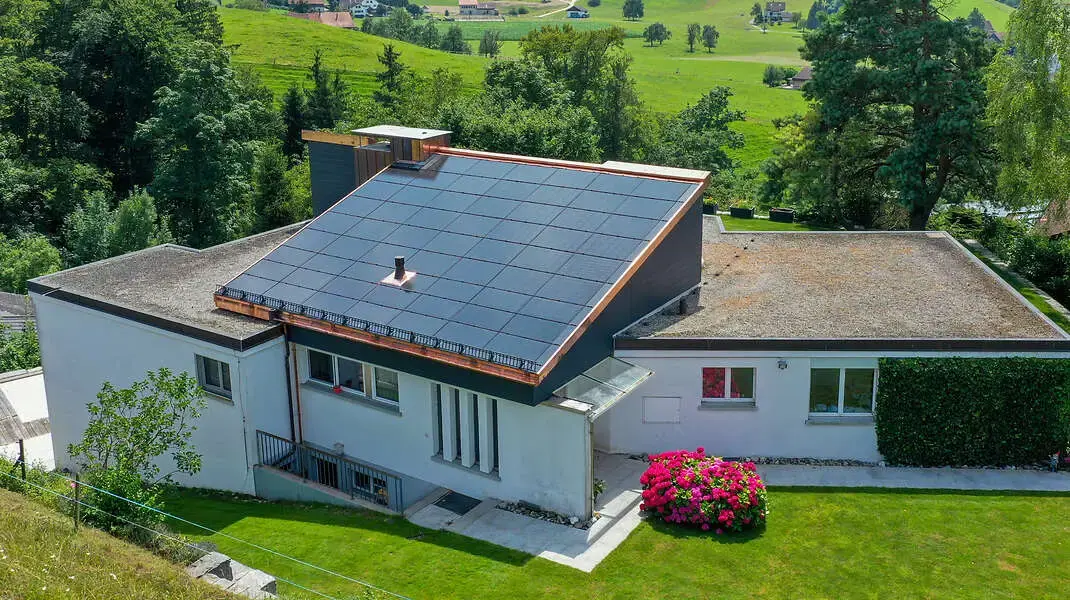 Mit einer Dachsanierung mit Indach-Photovoltaik Anlage optimal ausgerüstet für die Zukunft