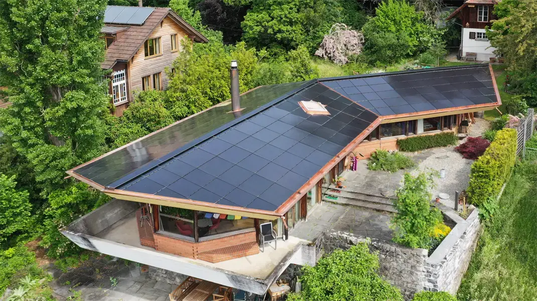 Anderegg Haus von oben mit neuer PV-Anlage