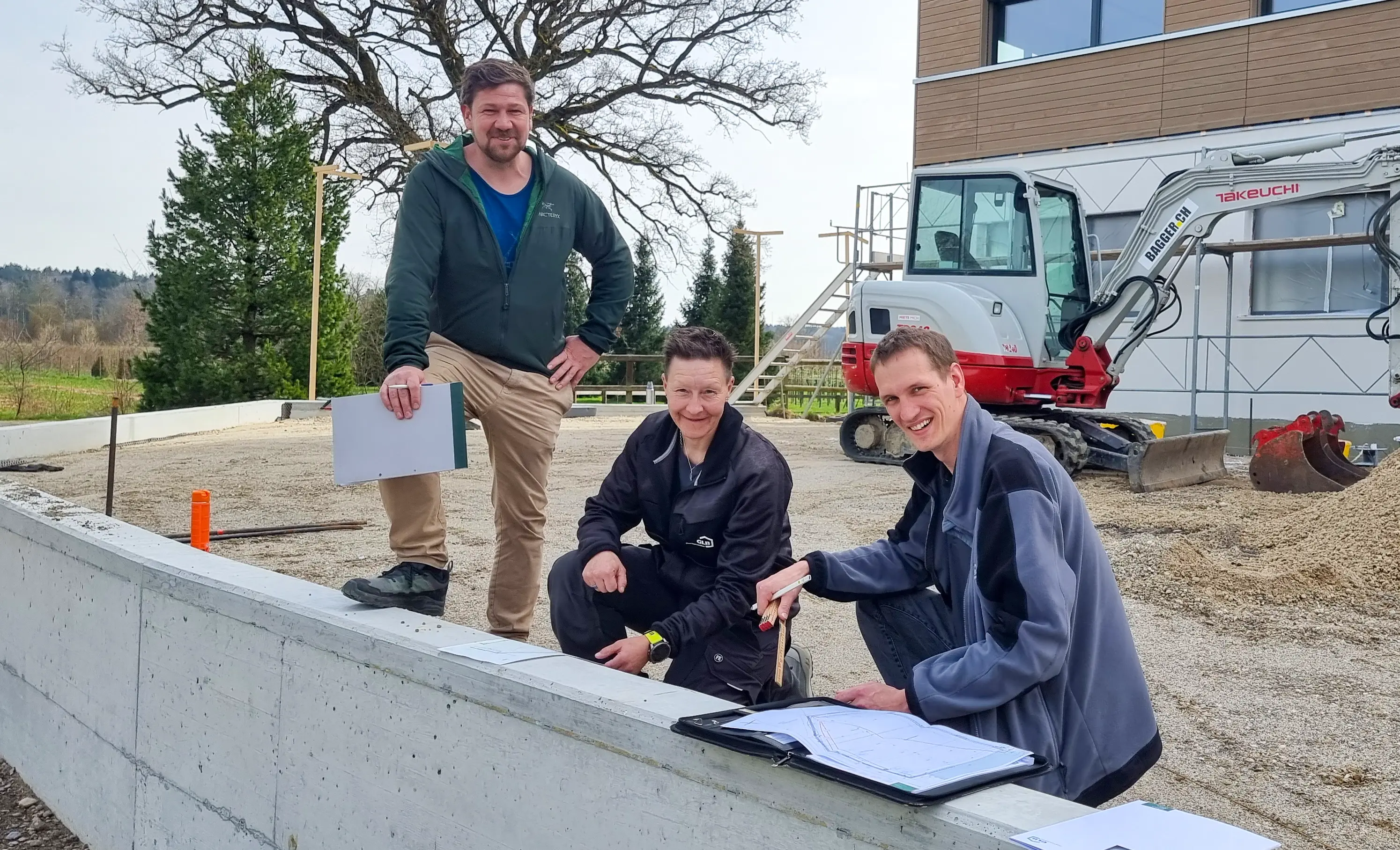 Doris Fankhauser auf der Baustelle in Besprechung mit Teammitglieder und Bauherr