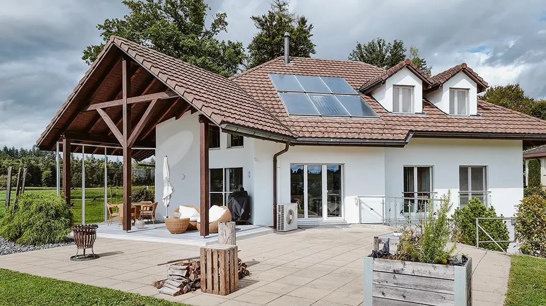 Erneuerung Gartenplatten und Gartenlandschaft rundums Haus